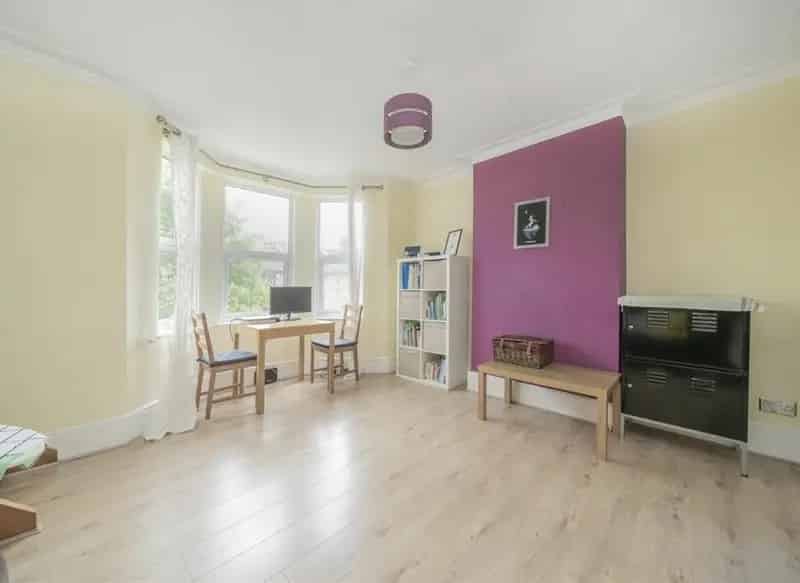 Spacious 2-Bed Period Conversion Highworth Road