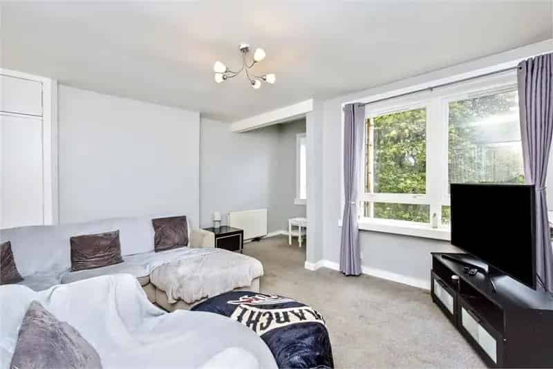 2 Bed Flat First Floor Lochend Near City Centre
