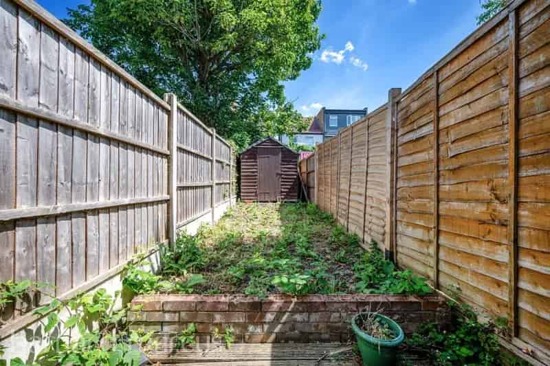 2 Bed Flat Furzedown SW17 - Private Garden & Loft Storage