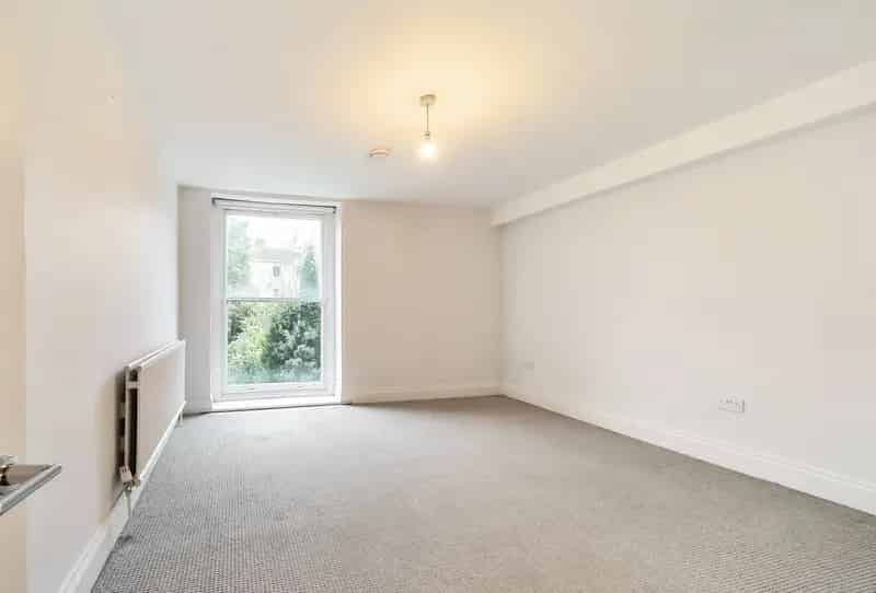3 Bedroom Maisonette for Sale