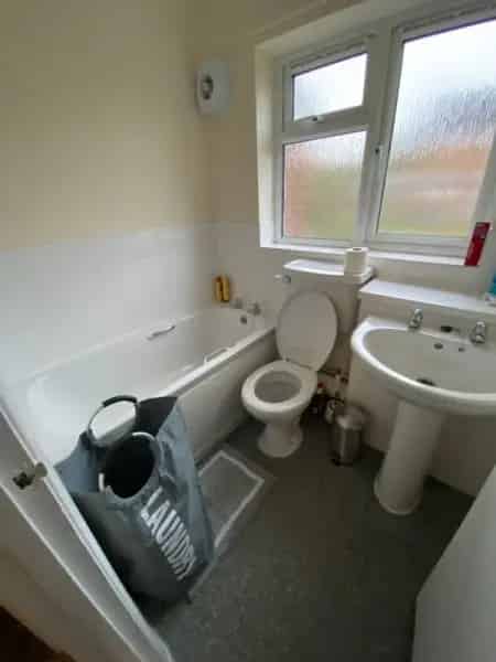 Studio Flat Top Floor Large Storage Central Heating