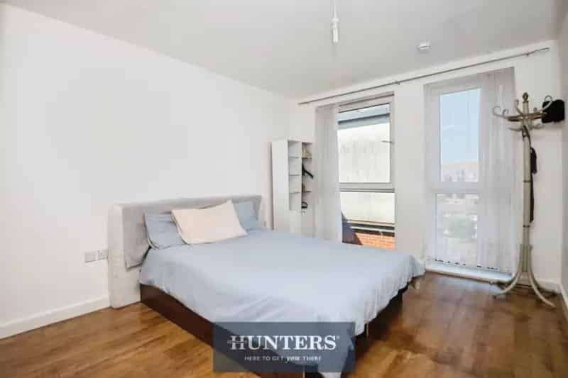 1 Bed Flat for Sale - Open-Plan Living, Modern Features