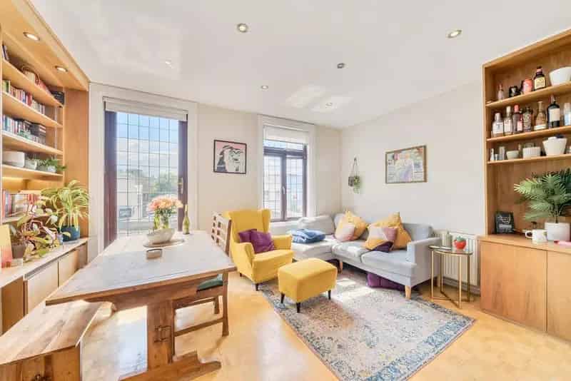Spacious 3-Bedroom Maisonette with Terrace - 962 sq ft