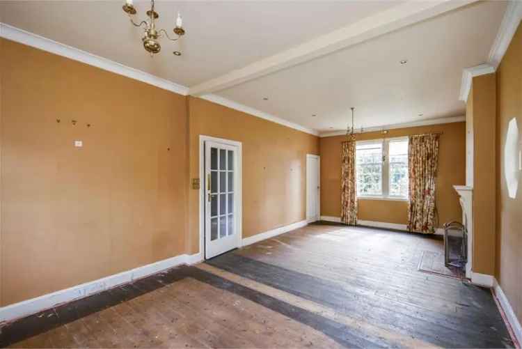 4 Bed House - Detached with 2 Reception Rooms