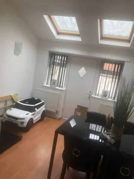 Fresh 2 Bedroom Home Newly Fitted Bathroom Spacious Dining Room