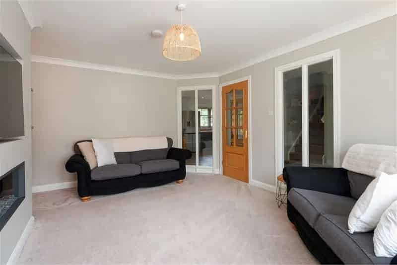 4 Bed Detached House with Modern Kitchen and Landscaped Garden