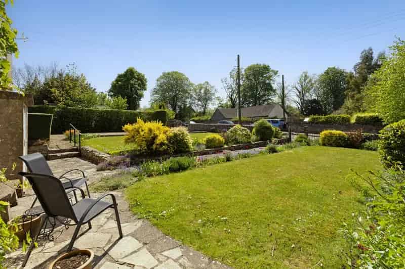 4 Bedroom Detached Cottage for Sale in Eastcombe