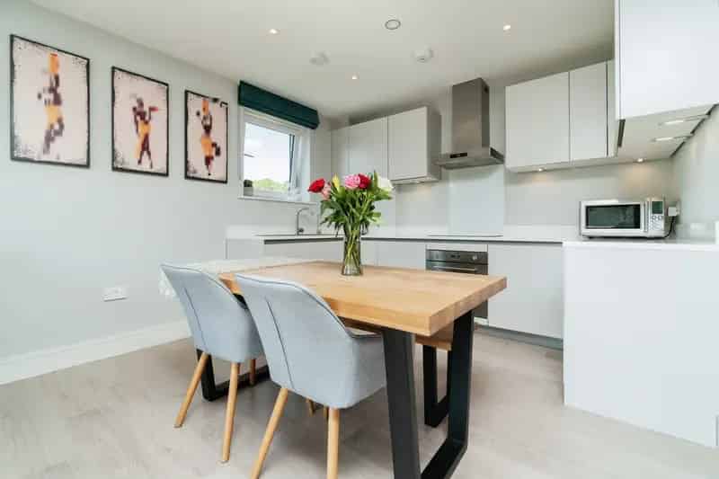 Whyteleafe Contemporary Apartment  2 Beds 2 Baths Balcony Parking