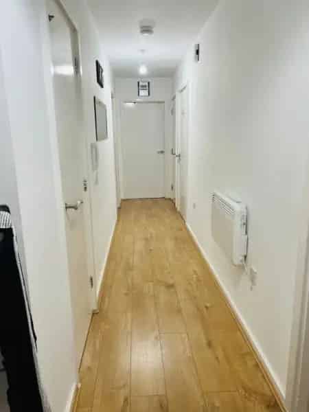 Spacious 2 Bedroom Flat with Large Living Room