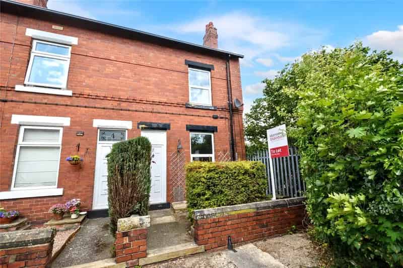 Three Bedroom End Terrace House Near Leeds Wakefield