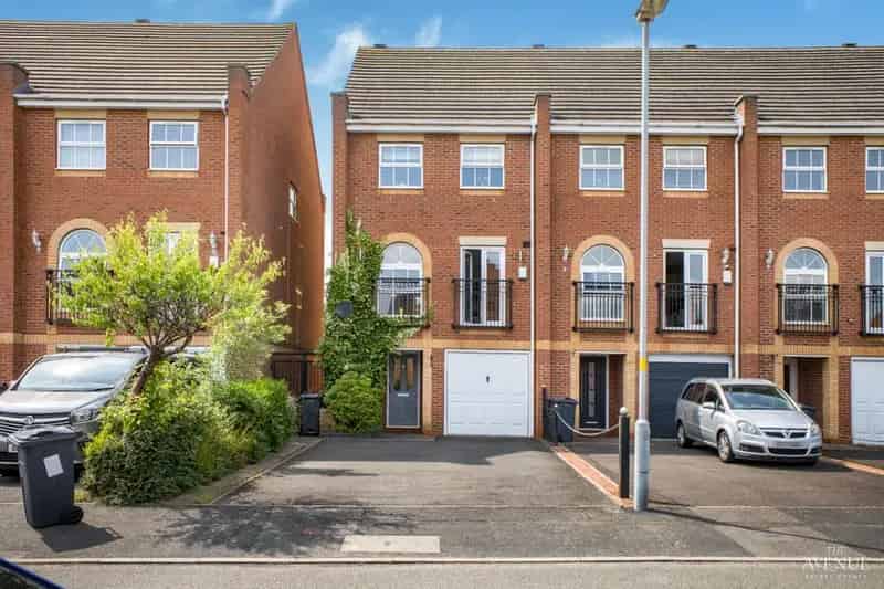 3 Bedroom End Terrace House for Sale