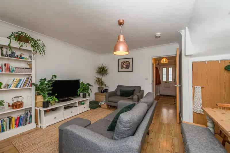 2 Bedroom House To Let Available 10 07 2025