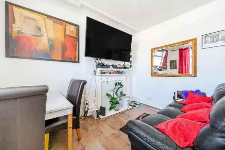 3 Bed Flat for Sale in Palmers Green