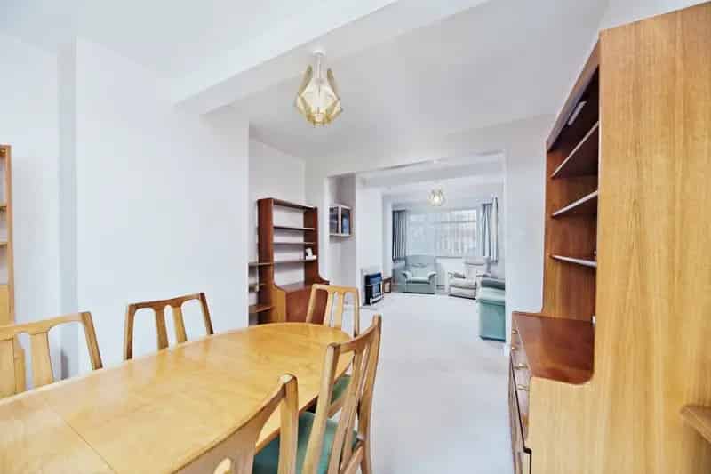 Three Bedroom Terrace House in Streatham Vale