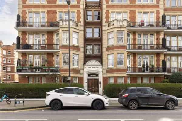 Spacious 3-Bedroom Apartment in York Mansions Battersea Park