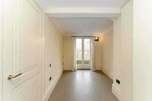 Flat for sale in St. James's Gardens, London W11