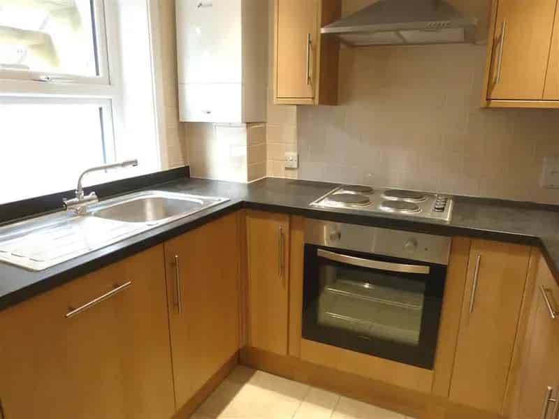 Spacious 1 Bedroom Flat with Modern Kitchen and Bathroom
