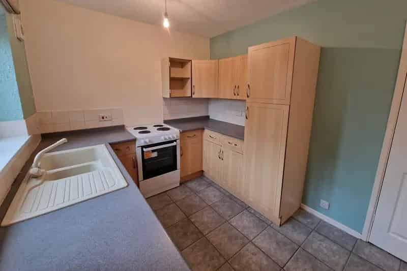 Three Bedroom End of Terrace House with Garden and Parking