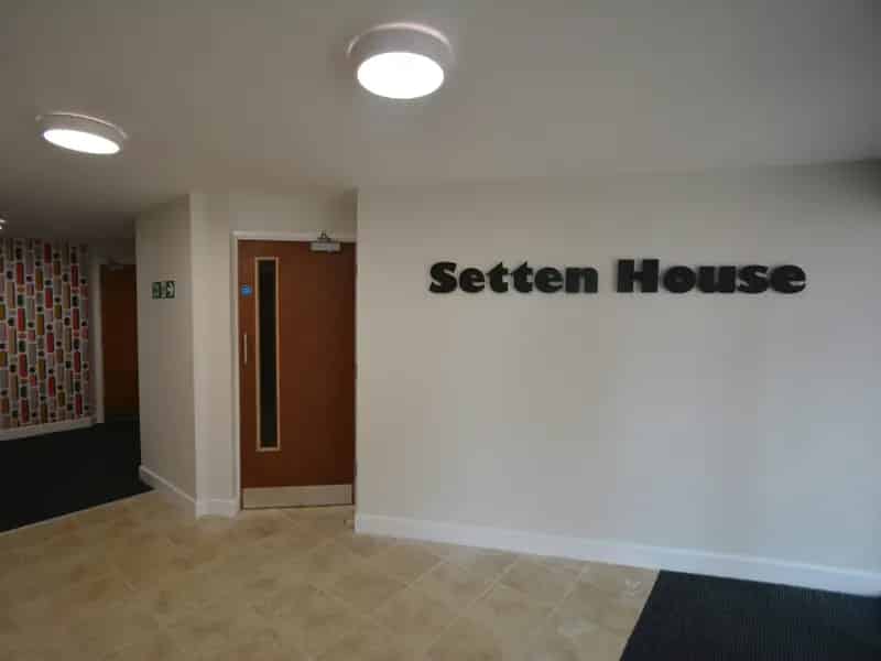 Two Bedroom Ground Floor Apartment Near Shopping Centre