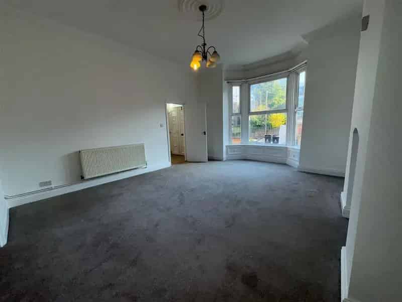 Large Ground Floor One Bedroom Flat Available Now Parking