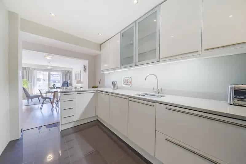 Beautifully Finished Apartment with Rooftop Views and 24 Hour Concierge