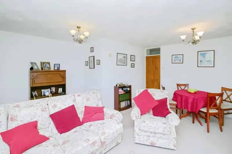 2 Bedroom Detached Bungalow with Garage and Garden