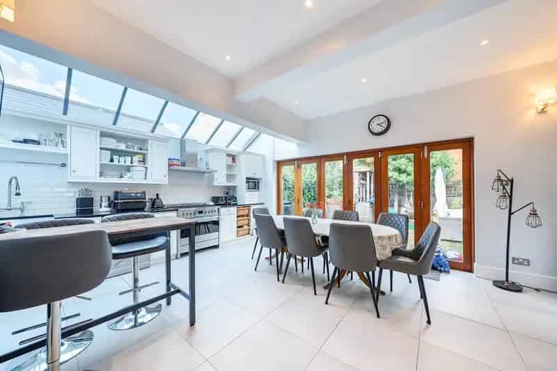 5 bedroom end of terrace house to rent