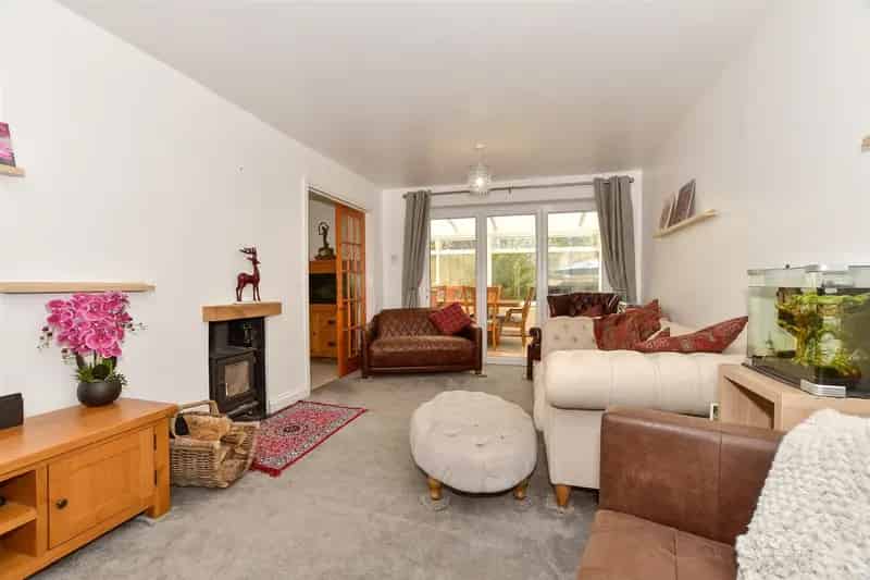 4 Bedroom Detached House For Sale Near Town Centre