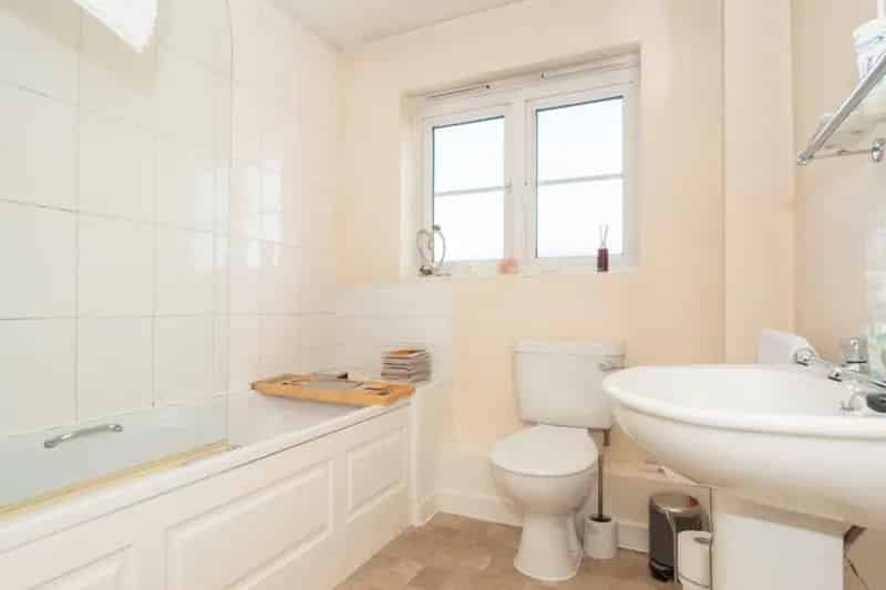 2 Bedroom Flat For Sale Near Public Transport and Green Spaces