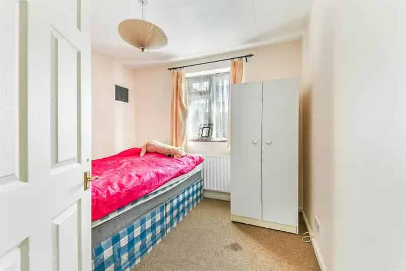 3 Bedroom Semi-Detached House Meopham Road Mitcham Streatham