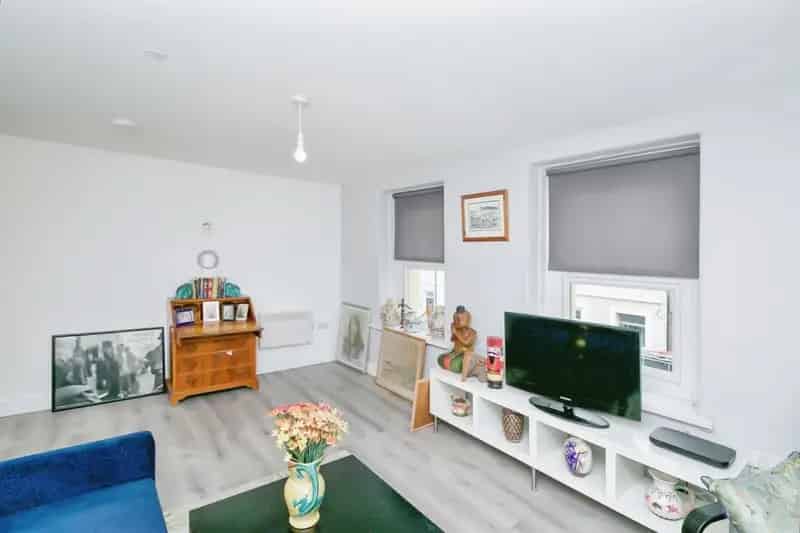 2 Bedroom Flat Ideal Investment First Floor Approx 950 pcm Yield