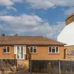 2 Bedroom House 81 m² London