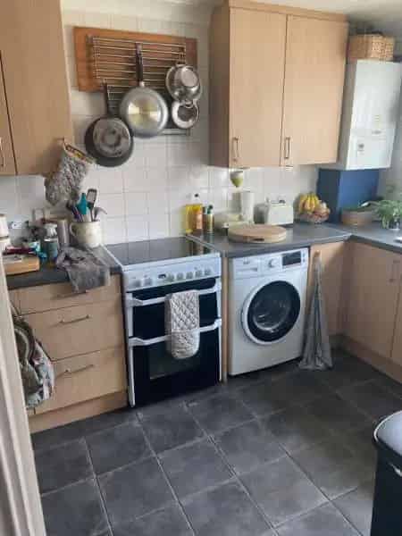 2 Bed House with Large Garden and Driveway