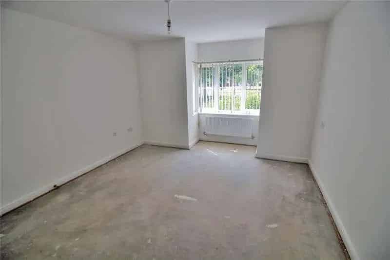2 bed flat for sale