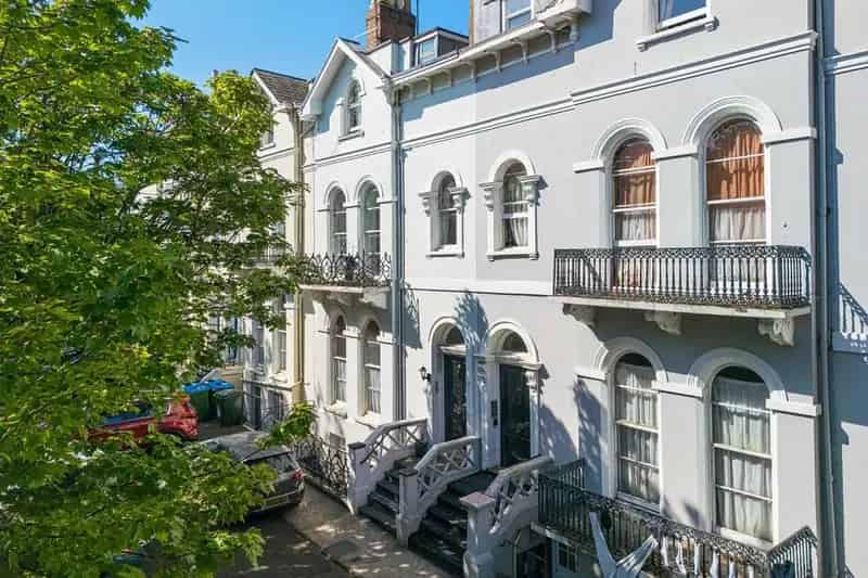 2 bedroom flat for sale