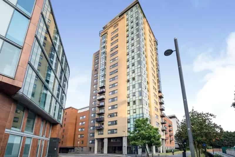 Spacious Two-Bedroom Apartment in Stratford E15 with City Views