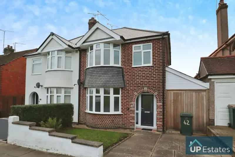 3 Bedroom Semi-Detached House to Rent
