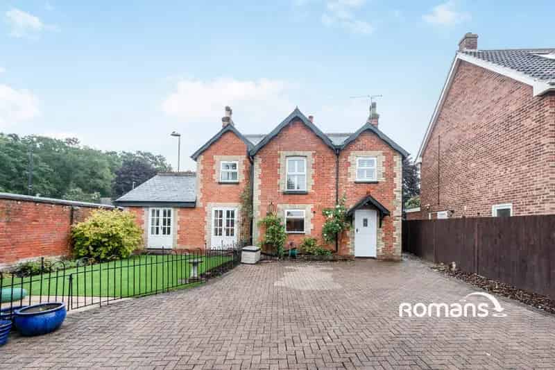 3 Bedroom Detached Cottage Church Crookham