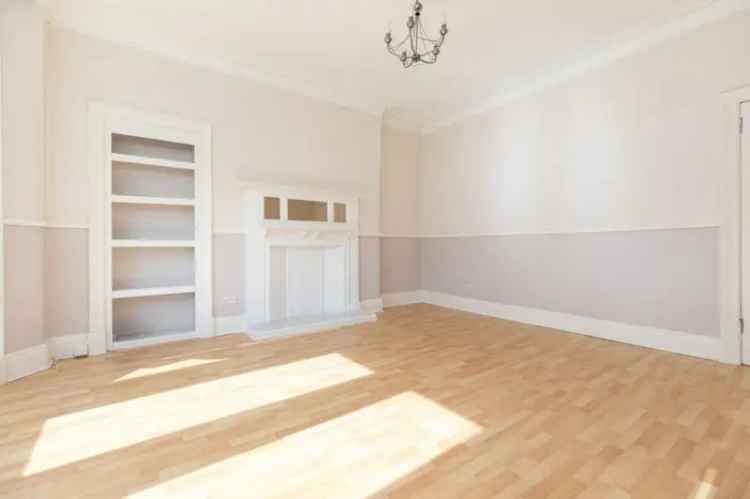 2 Bedroom Flat for Sale in Clarkston Near Transport Links