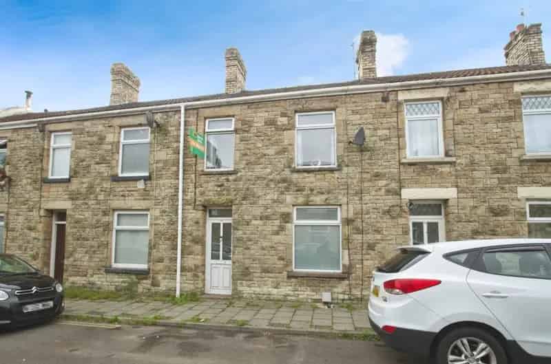 2 Bedroom Terrace House Bridgend Town Centre