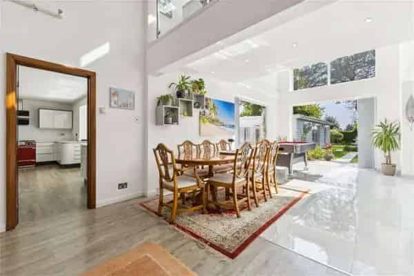 8 Oakway Modern Family Home with Indoor Pool