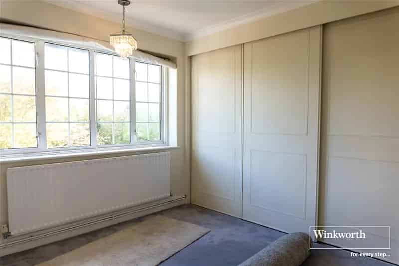 2 Bedroom Maisonette Roe Green Village  Family Home Private Garden