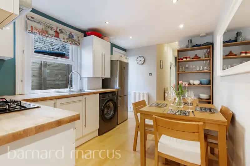 2 Bed Flat Southfields Modern Kitchen Garden First Time Buy