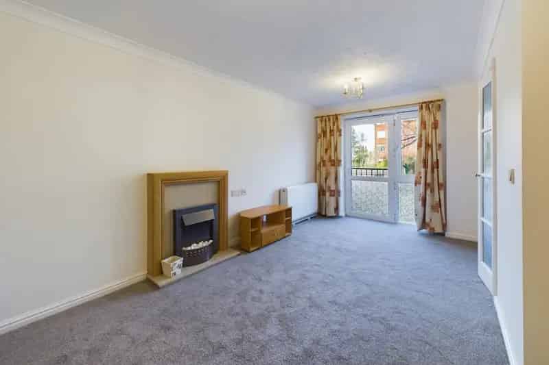 1 Bed Retirement Apartment Near Drayton Shops