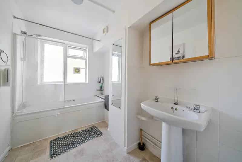 Three Double Bedroom Maisonette with Balcony and Communal Gym