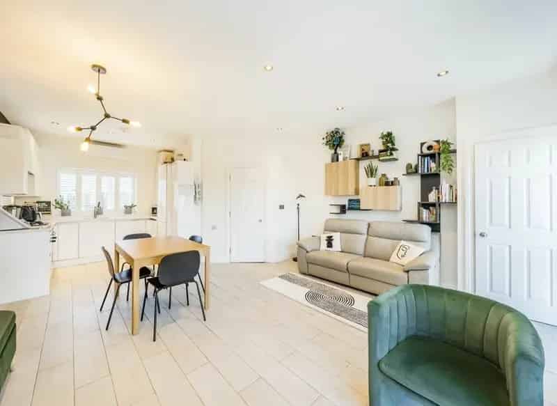 3 Double Bedroom Split Level Apartment Colliers Wood