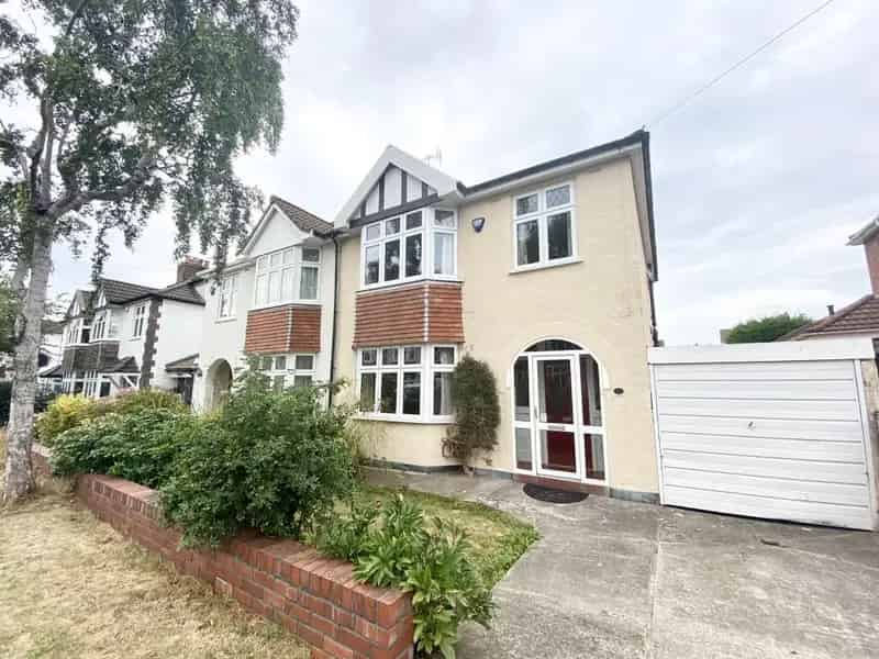 3 Bedroom Semi-Detached House Westbury-On-Trym