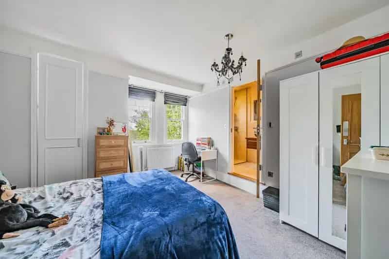Spacious 3-Double Bedroom Period Conversion Top Floor