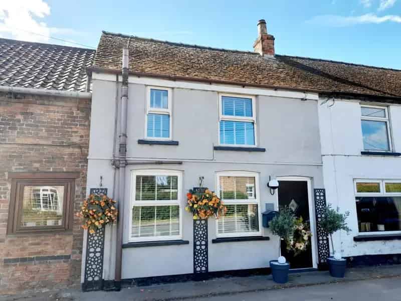 3 Bedroom Mid Terrace Cottage For Sale