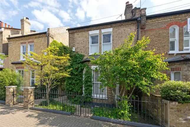 3 Bedroom Semi-Detached House for Sale in London SW12
